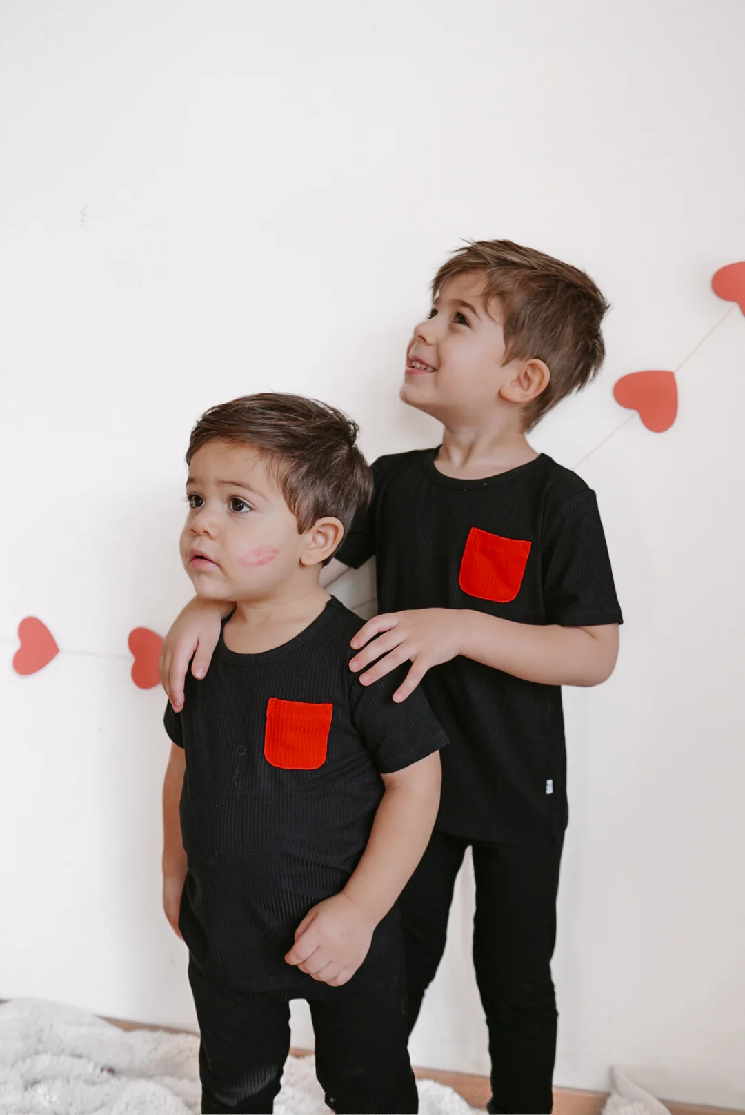 BLACK RIB DREAM POCKET TEE - Image 4