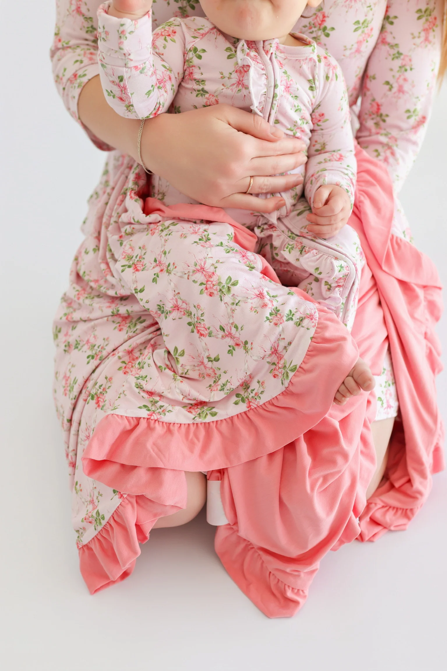 BLOOMING TRELLIS DREAM RUFFLE BLANKET - Image 4