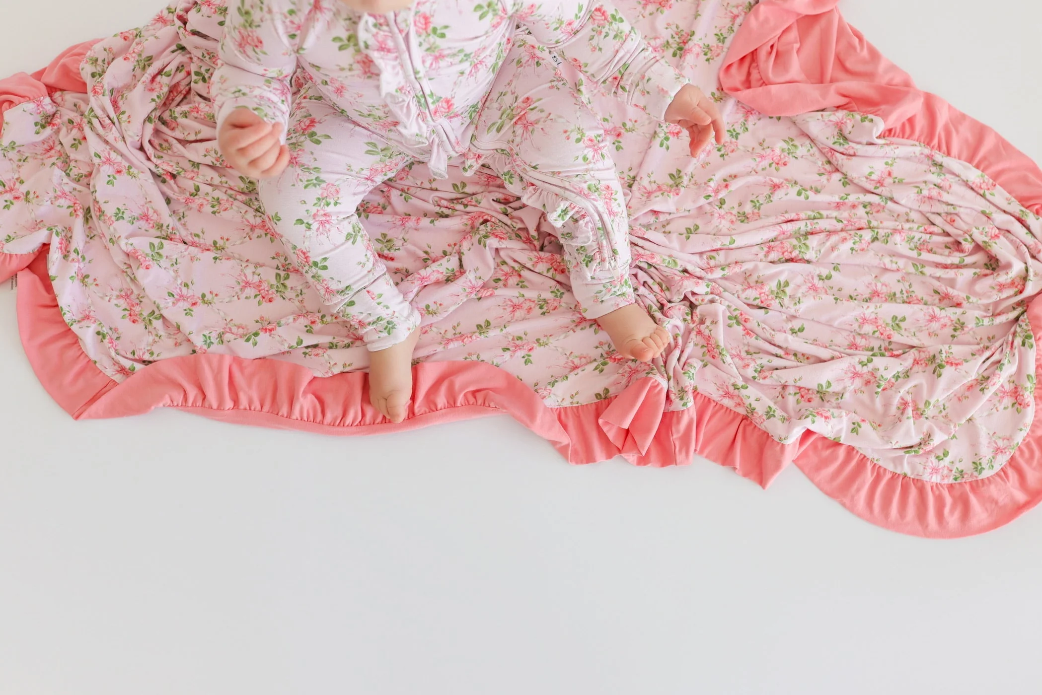 BLOOMING TRELLIS DREAM RUFFLE BLANKET - Image 5