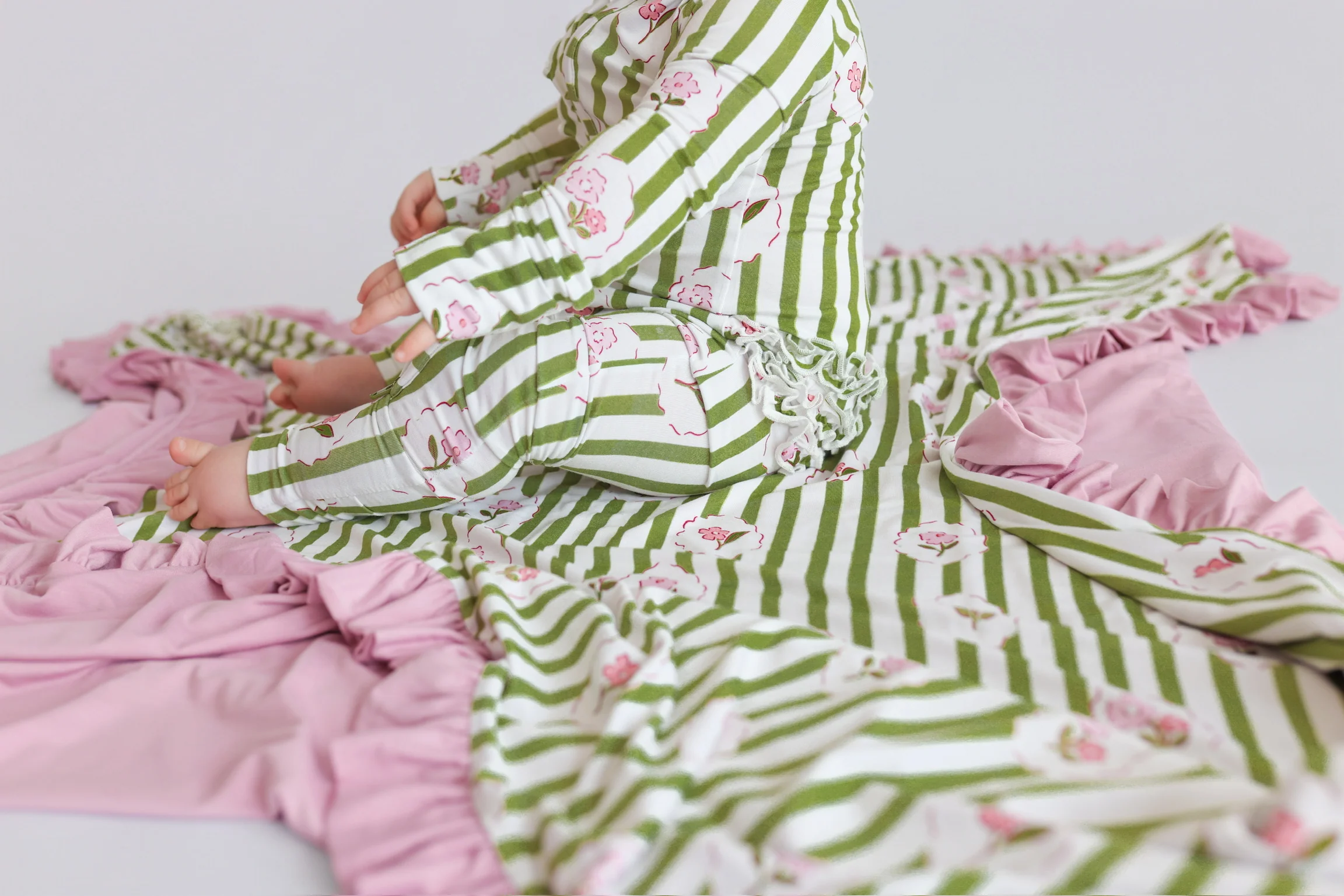 ROSIE'S MEADOW STRIPES DREAM RUFFLE BLANKET - Image 7